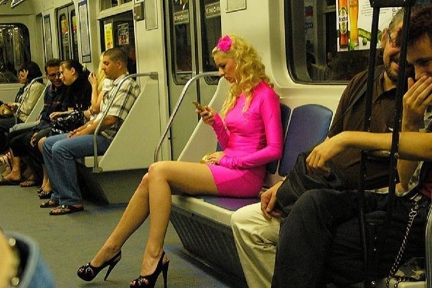 Киевский метрополитен пожаловался на пассажирок в длинных юбках
