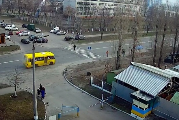 У переполненной маршрутки в Киеве на ходу отвалилось колесо