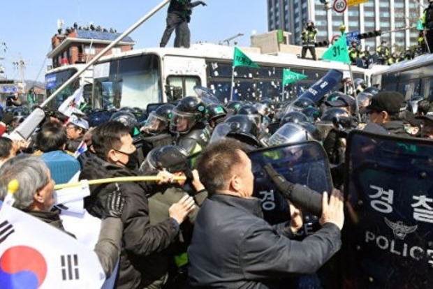 Из-за импичмента президента‍ в Сеуле начались беспорядки