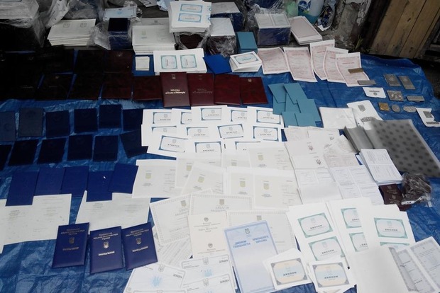 В Киеве массово изготавливали документы для главарей боевиков «ЛДНР»