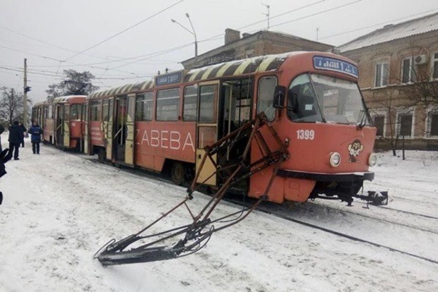 Отвалившийся у трамвая токоприемник едва не убил девушку в Днипре