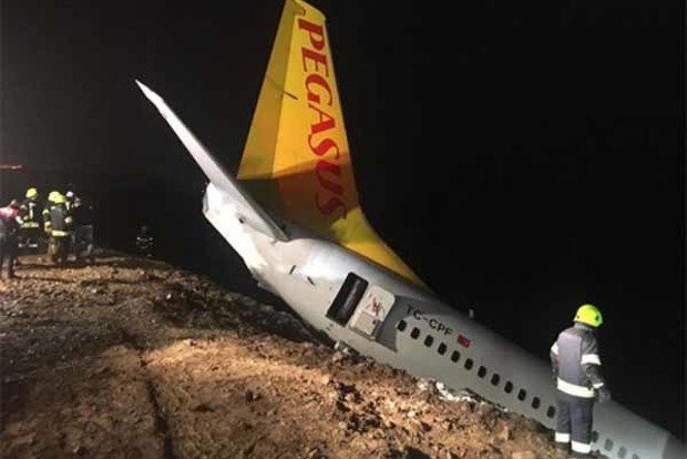 З'явилося відео паніки пасажирів літака, що впав з обриву 