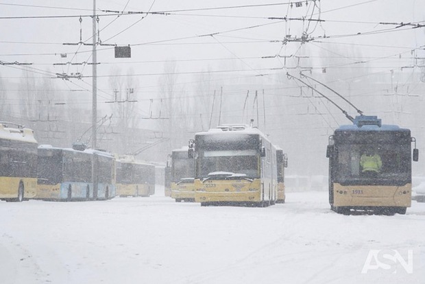 Из-за снегопада общественный транспорт Киева будет курсировать с задержками