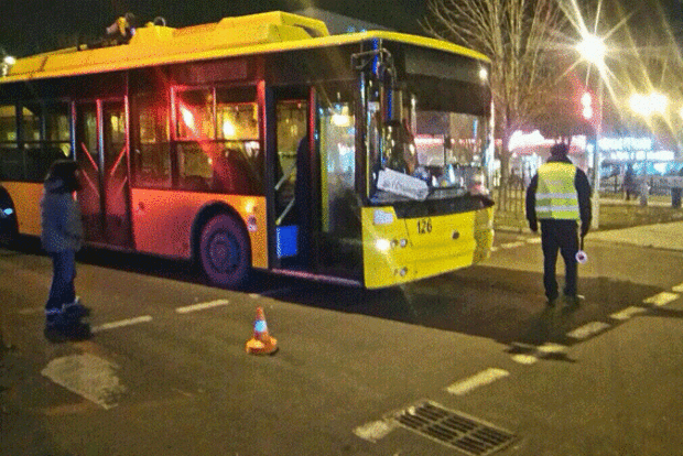 В Полтаве троллейбус сбил трех детей на пешеходном переходе 