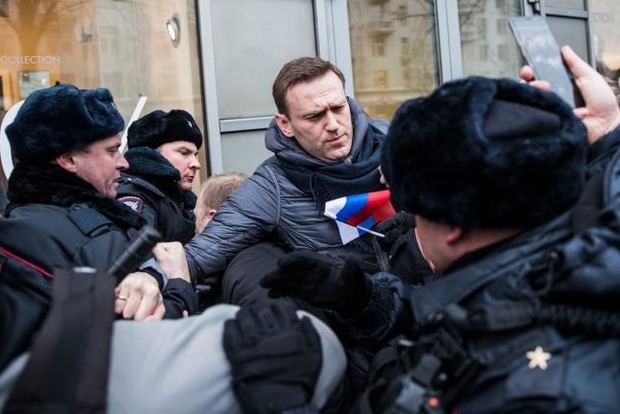 Навального відпустили з-під варти до суду