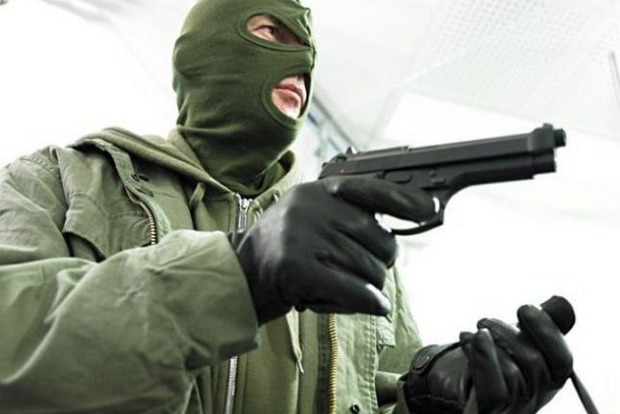 Возле киевской станции метро вооруженный мужчина ограбил банк на 12 тыс. гривен
