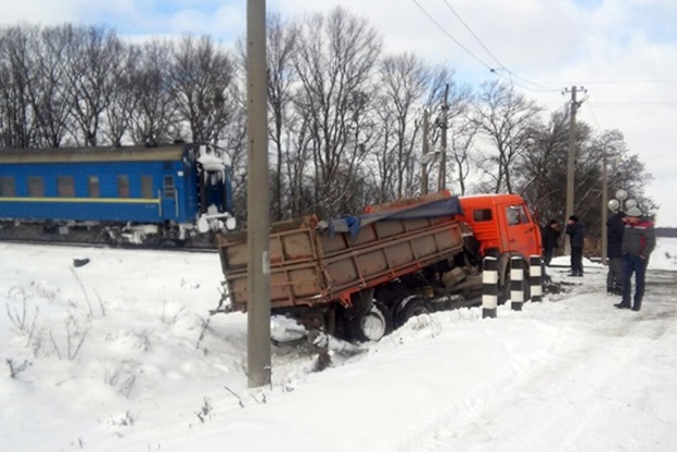 В Хмельницкой области столкнулись московский поезд и КамАЗ