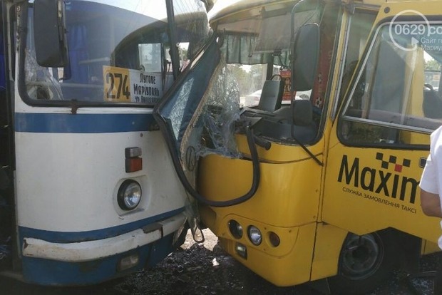 В Мариуполе в ДТП с участием автобуса и маршрутки пострадали 16 человек