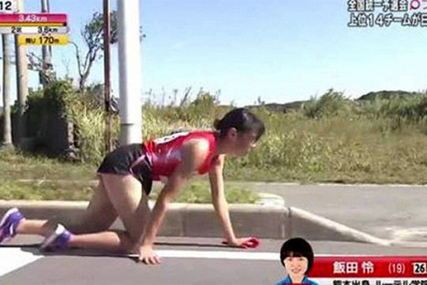 Кровавые колени и жестокость судей: В Японии бегунья ползла к финишу со сломанной ногой 