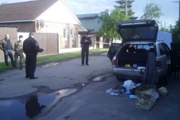 В Харькове патрульные разбили стекло и вытащили из машины трех человек