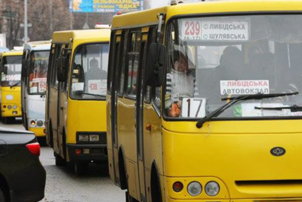 Перелом ребер і пробита легеня: маршрутка притиснула жінку до тролейбуса в Києві
