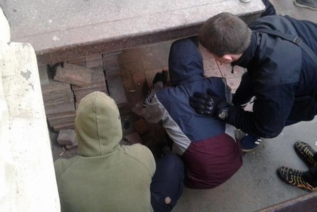 В Харькове полиция разгоняет активистов, «замуровавших» «Сбербанк»‍