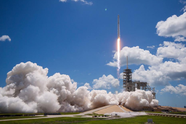 Опубликованы фото зрелищного запуска Falcon 9 с миссией к МКС