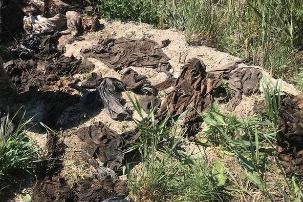 Хрести і закривавлена форма: 36 мішків із речами загиблих в Іловайську бійців закопали, як сміття