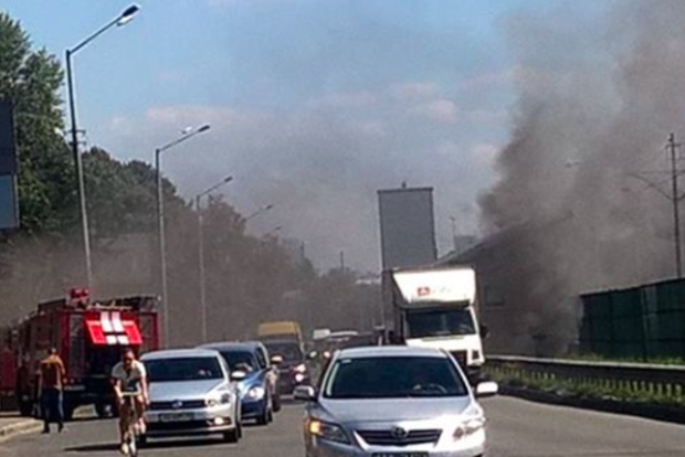 В Киеве горит остановка скоростного трамвая 