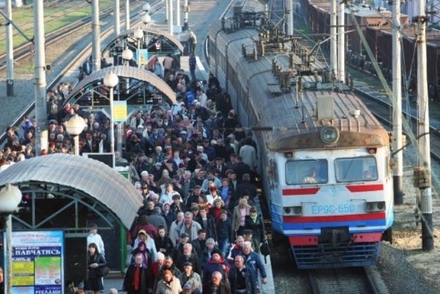 Под Киевом неизвестные остановили поезд Интерсити