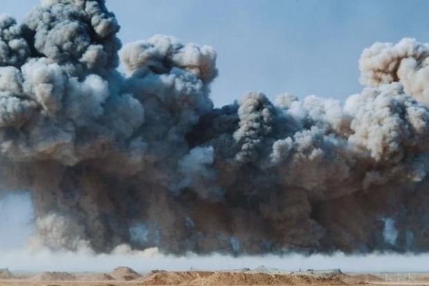Звуки от взрывов далеко прокатываются по степи - в Крыму горит склад с боеприпасами(видео)