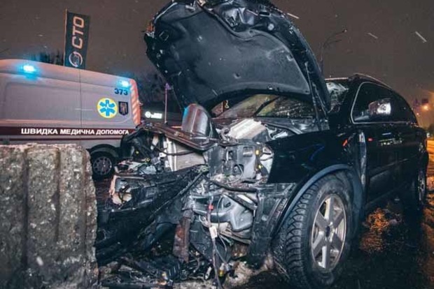 У Києві джип на величезній швидкості врізався у відбійник, водій загинув