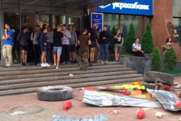 У Києві біля «Київміськбуду» відбулися сутички, кидали димові шашки