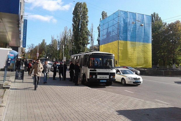 Шесть автобусов со спецназом ждут ОУН возле памятника Щорсу