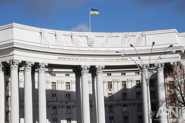 Украина отозвала работника посольства из Минска по требованию Беларуси