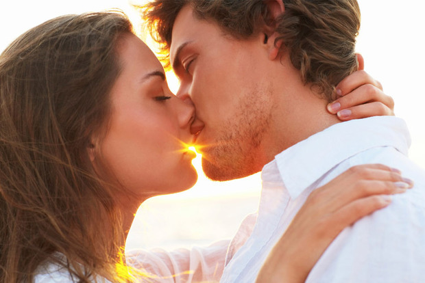 Вчені з'ясували, чому люди цілуються різними способами
