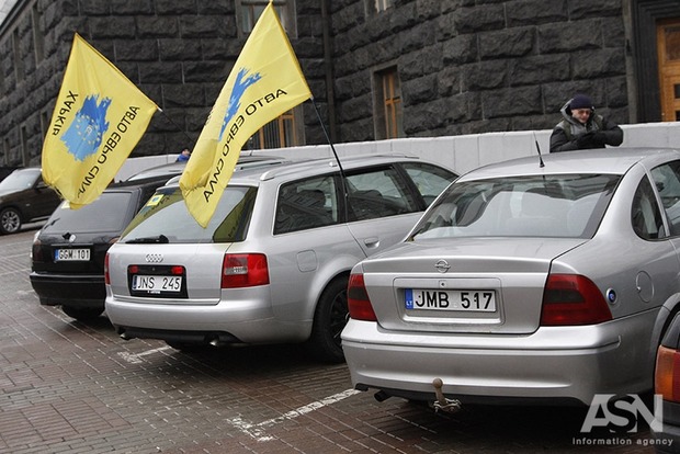 Автомобили, временно завезенные в Украину, в большинстве нигде не застрахованы - Назаренко 