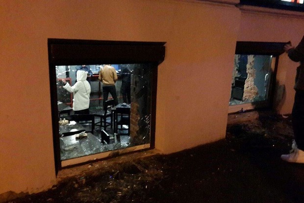 Футбольные фанаты разгромили бар в Харькове. Появились фото и видео