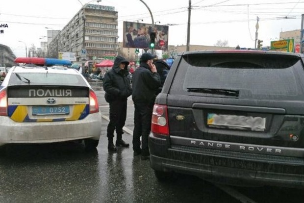 У Києві Land Rover протаранив авто патрульної поліції