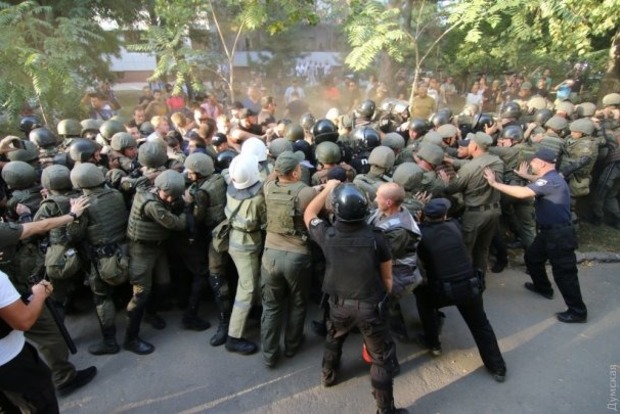 В столкновениях под судом в Одесской области пострадали 20 полицейских