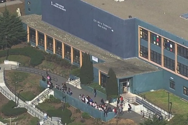 В школе Сан-Франциско неизвестный расстрелял детей