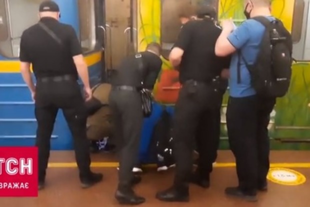 Впав під поїзд метро людині стало погано від спеки. подробиці інциденту