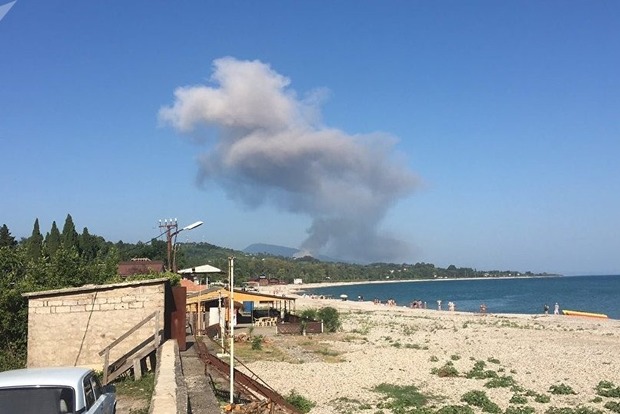 Пожар на военном складе в Абхазии, взрываются боеприпасы