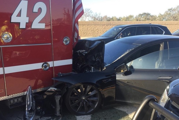 Електрокар Tesla на автопілоті потрапив в ДТП, протаранивши авто пожежних