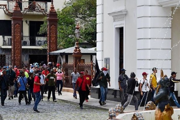 После многочасовой блокады люди смогли покинуть парламент Венесуэлы