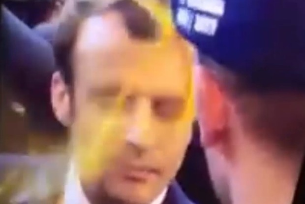 Кандидату в президенты Франции в лоб прилетело яйцо
