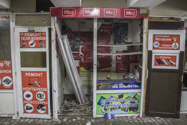 Полный армагеддон: торговцы разгромили подземный переход на Караваевых дачах в Киеве