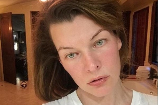 42-летняя Мила Йовович шокировала поклонников селфи без макияжа