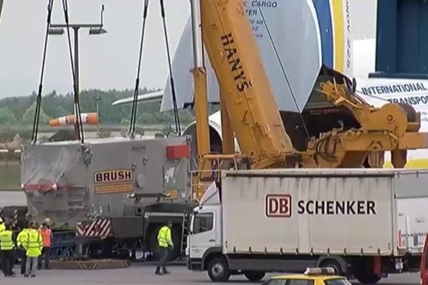 Закончилась погрузка генератора на Ан-225 «Мрия» (видео)