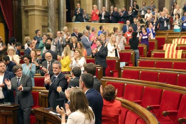 Парламент Каталонии одобрил референдум об отделении от Испании‍