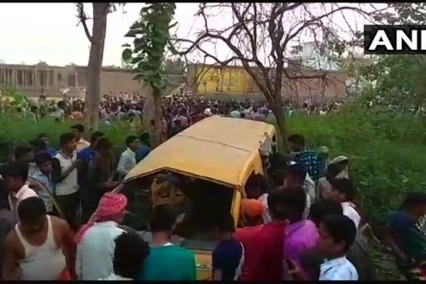 В Индии поезд протаранил школьный автобус - 13 погибших