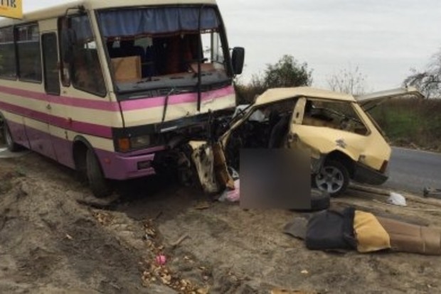 Во Львовской области легковушка влетела в автобус, есть жертвы
