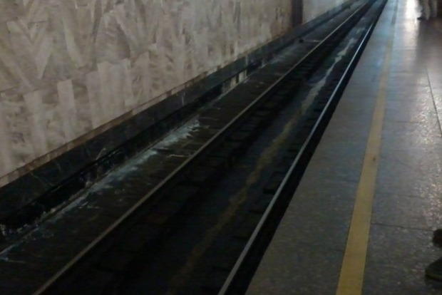 На станції метро «Героїв Дніпра» течуть струмки води