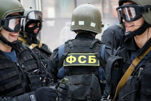 Российские силовики для «беседы» задержали крымского журналиста
