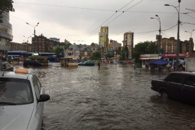 После дождя - конец света. В Киеве снова затопило улицы и подземные переходы