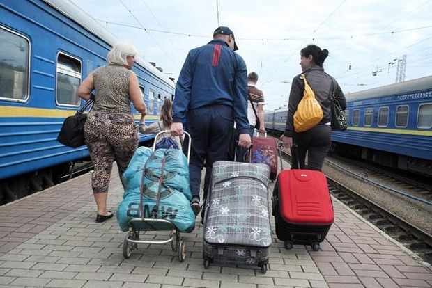 Больше половины переселенцев с Донбасса и Крыма хотят вернуться назад