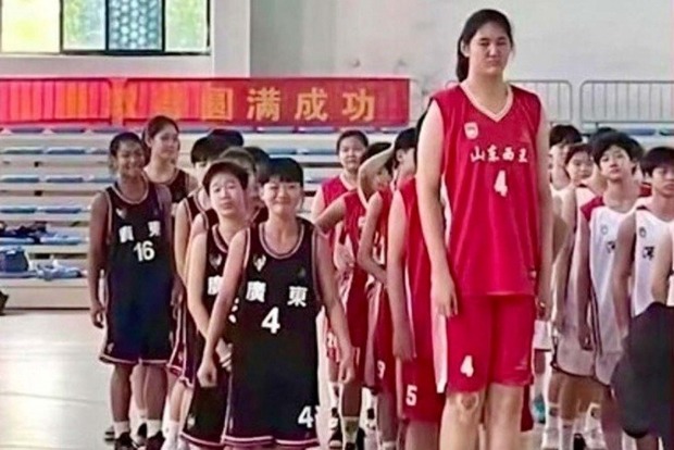 Китайская девочка гигант продолжает удивлять