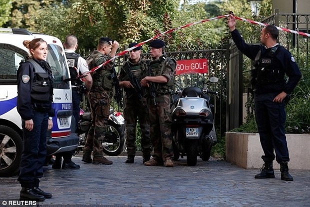 Появились фото и видео с места автомобильной атаки на французских военных