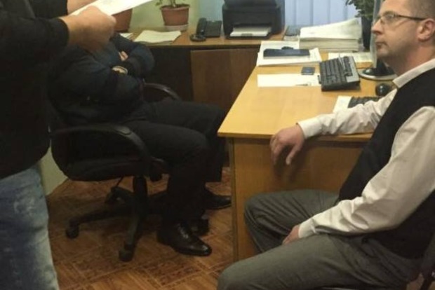 В Черновцах двое сотрудников фискальной службы попались на взятке