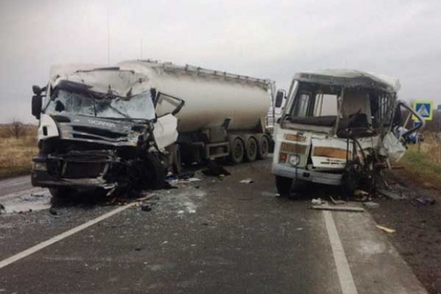 Под Киевом грузовик на встречной протаранил автобус, есть погибший